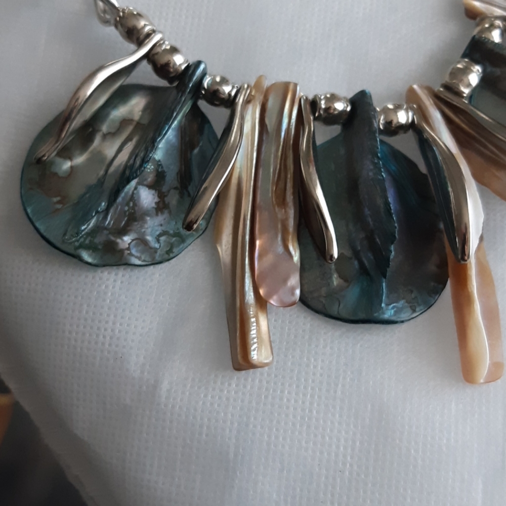 Stunning Shell necklace+ earring set. - Picture 4 of 7